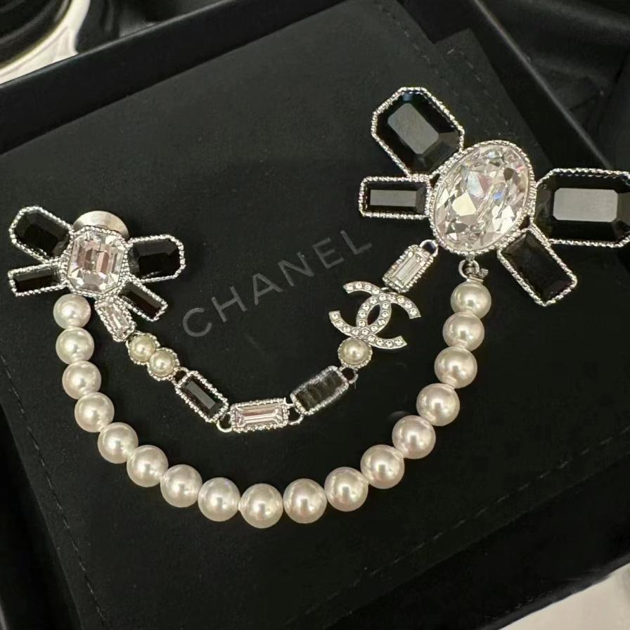 Chanel brooch C383XC