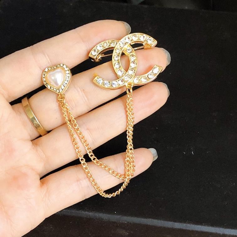 Chanel brooch 114114