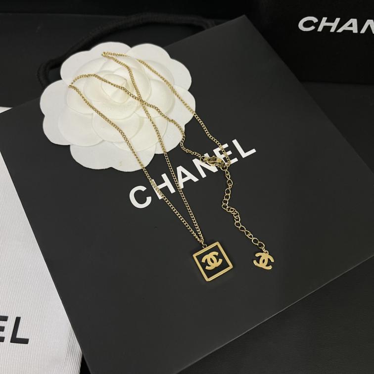 X590 Chanel square necklace