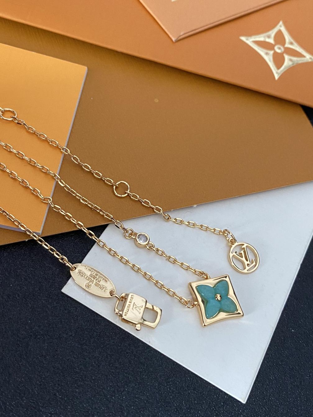 B975 LV necklace