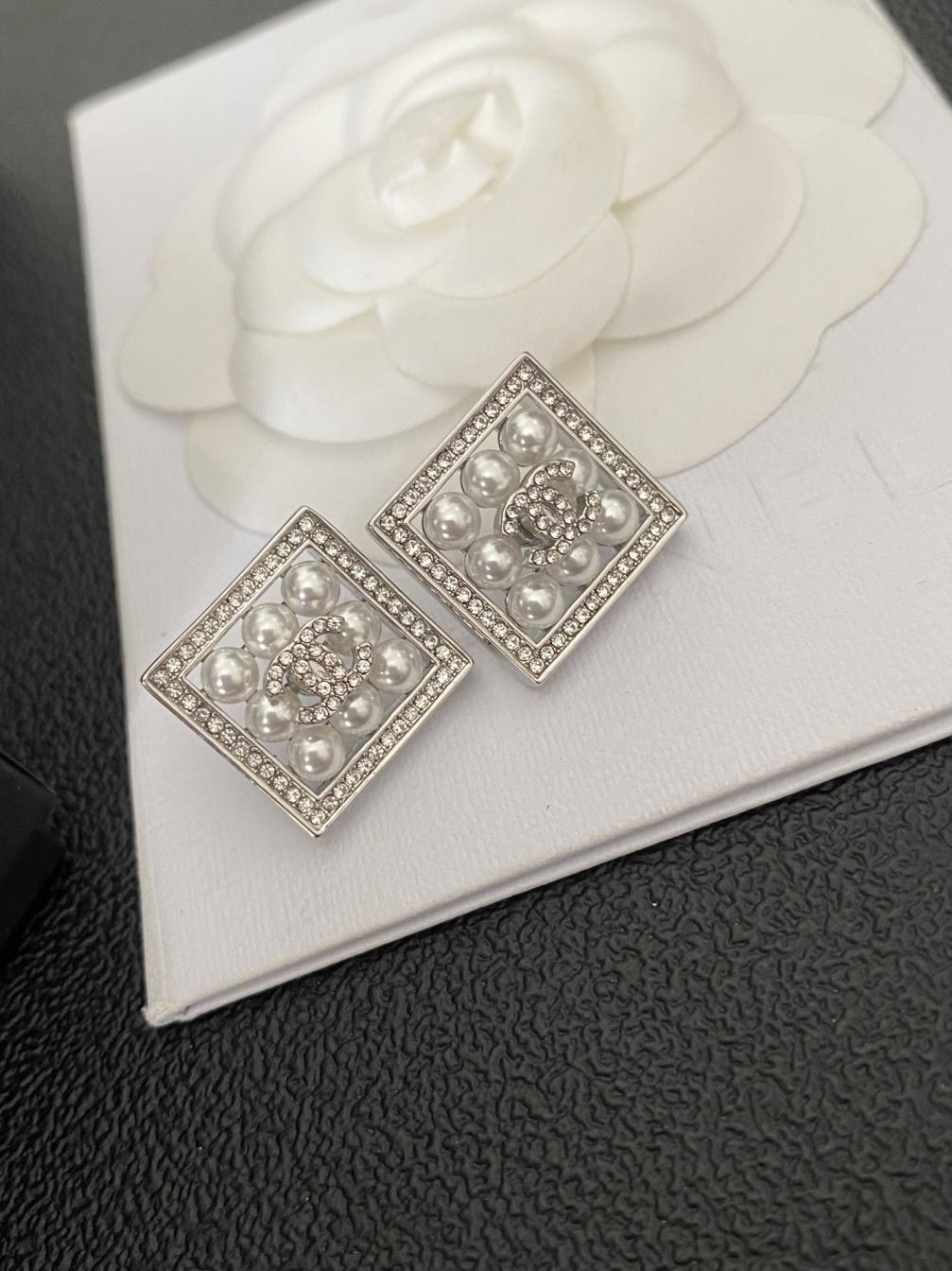A142 Chanel square earrings