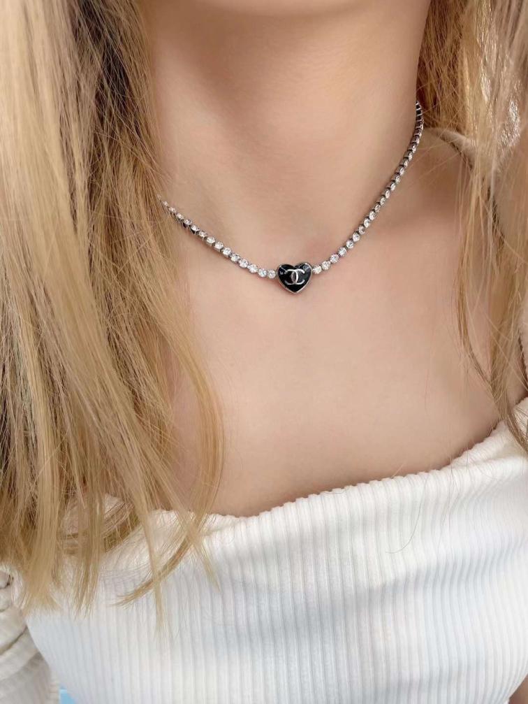 X606 Chanel black heart crystal necklace