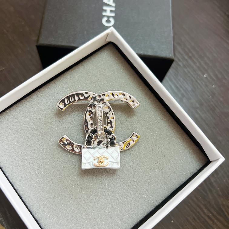 Chanel brooch 114603