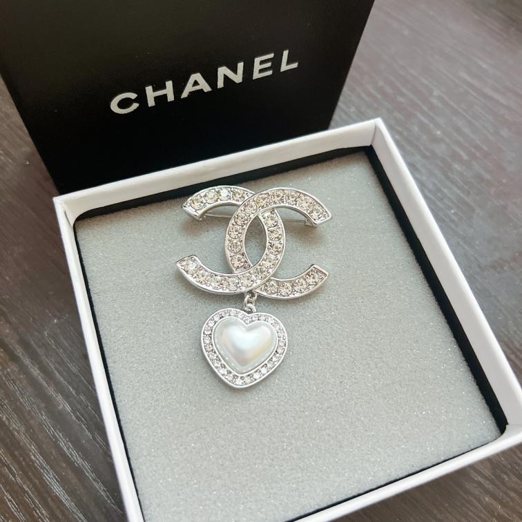 Chanel silver cc heart brooch 114601