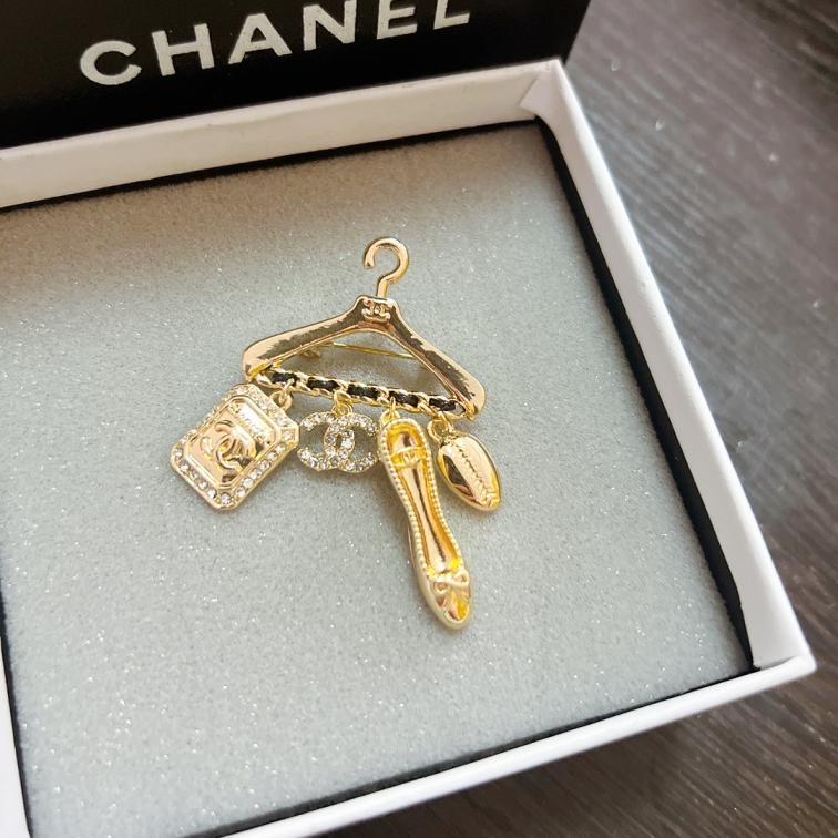 Chanel cloth hanger brooch 114600