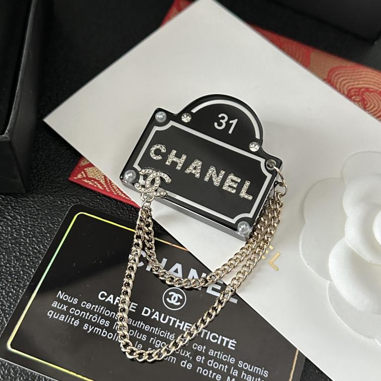 C205 Chanel brooch