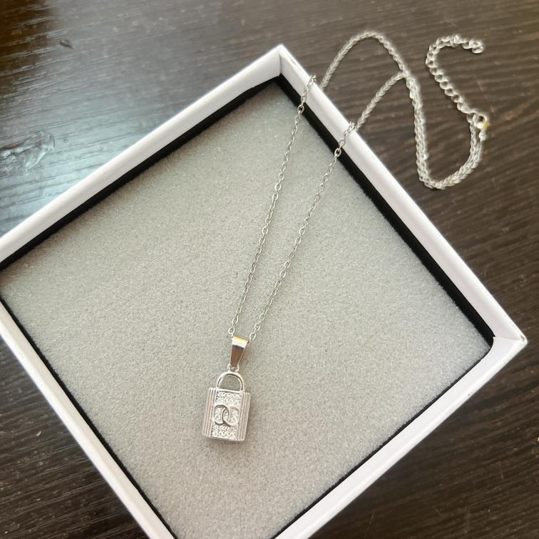 Chanel necklace 114702
