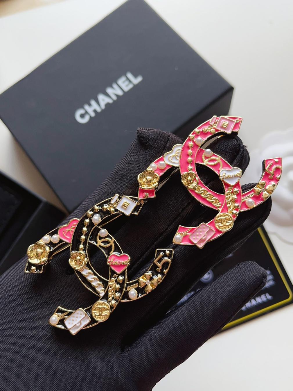 D162 Chanel cc brooch