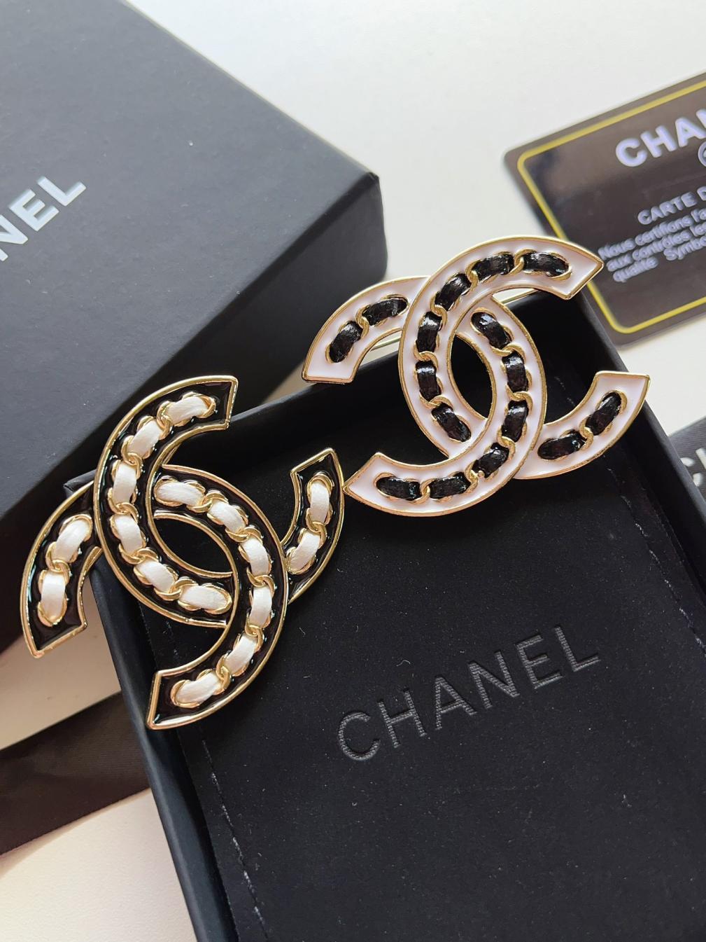 D163 Chanel cc brooch