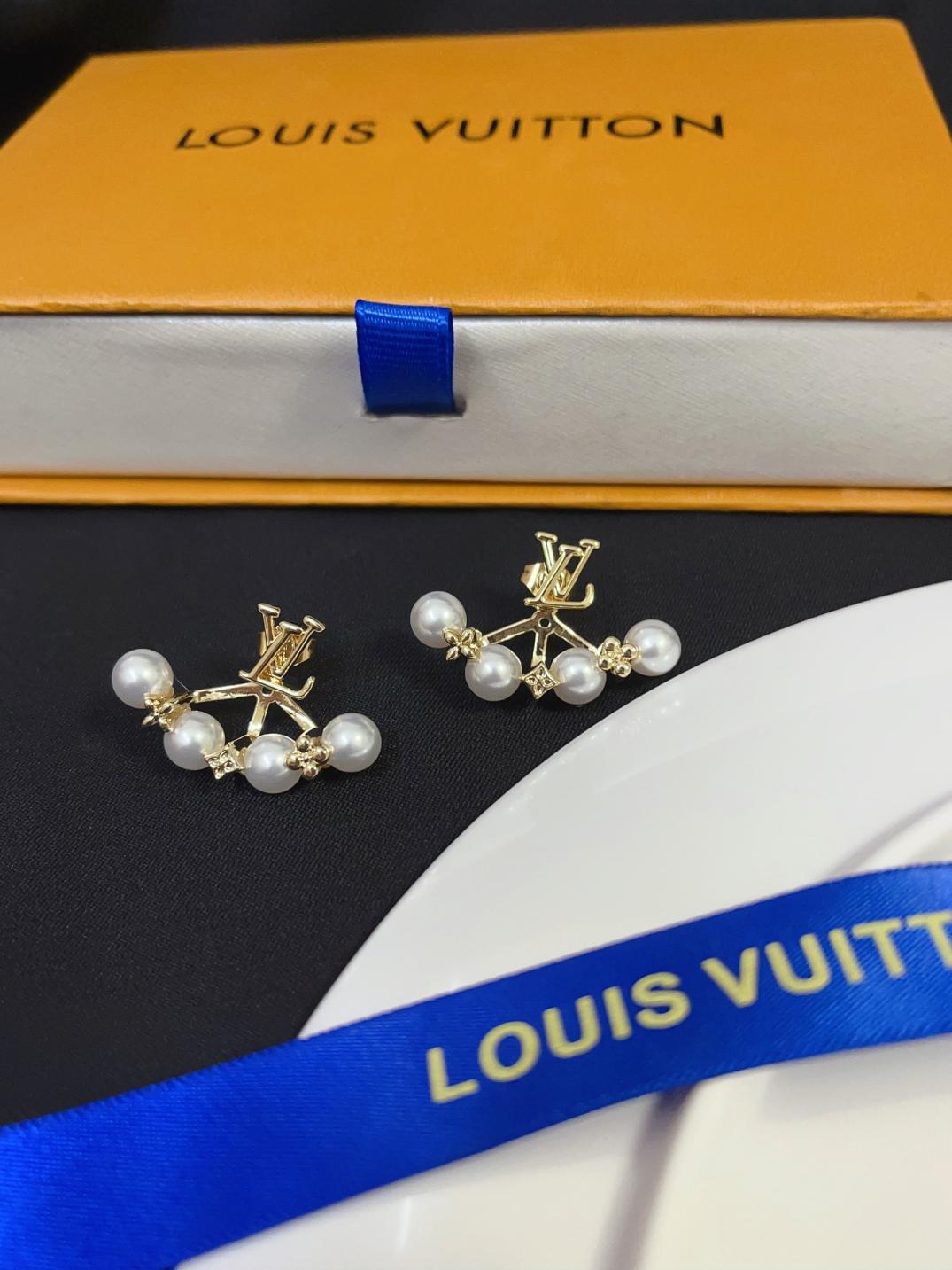 A1003  LV pearls earrings