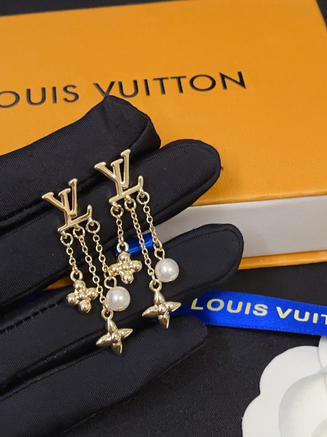 A1004 LV earrings
