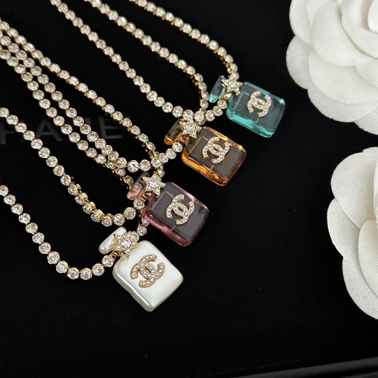 B938 Chanel crystal necklace