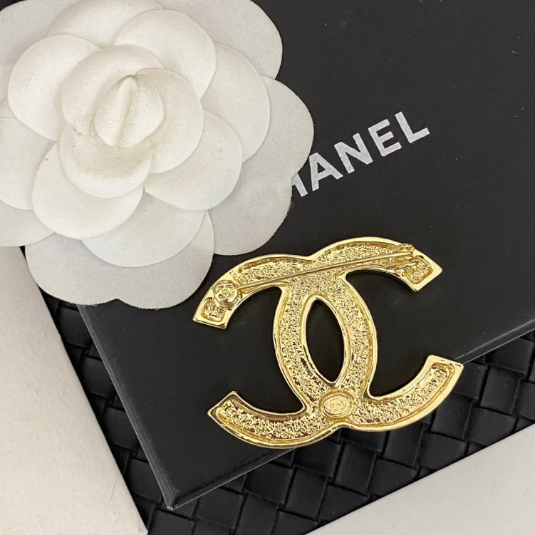 C438 Chanel brooch