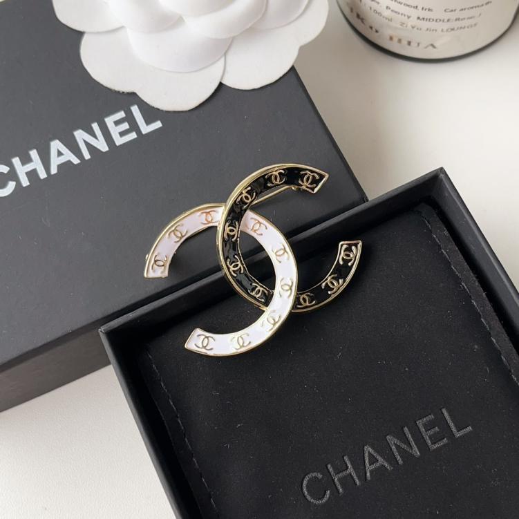 D164 Chanel brooch