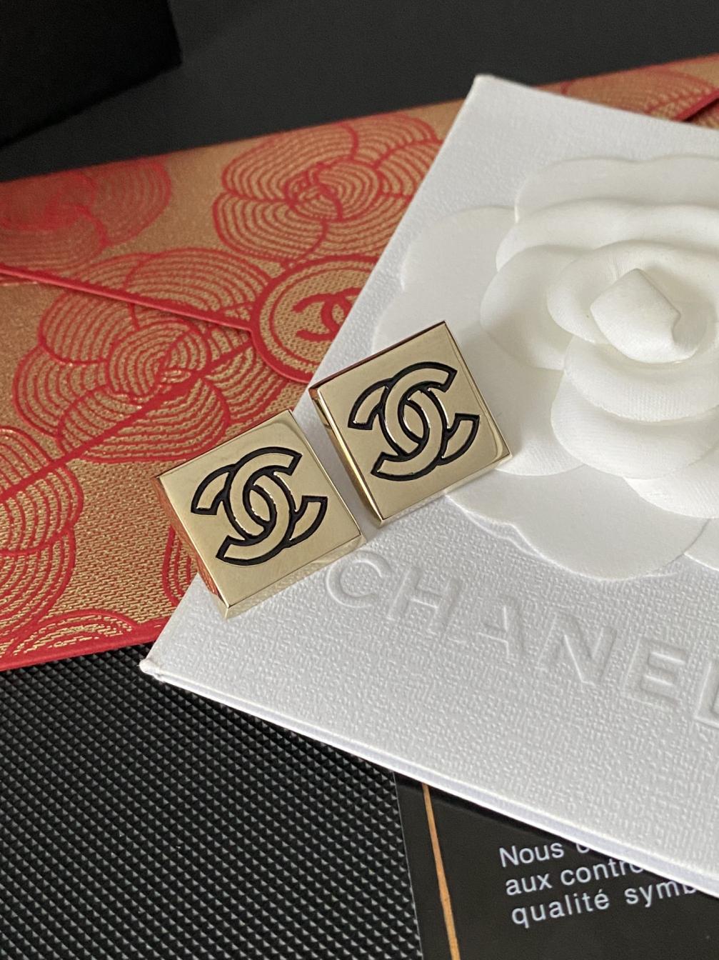 A837 Chanel earrings