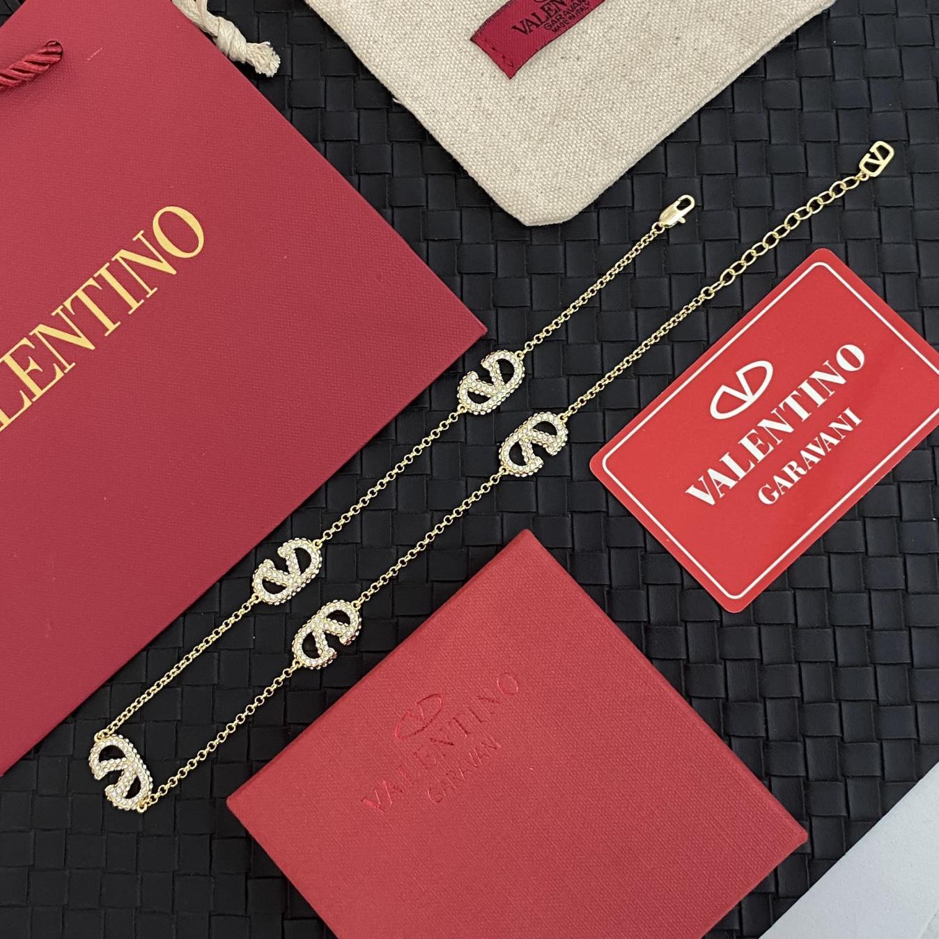 B439 Valentino necklace