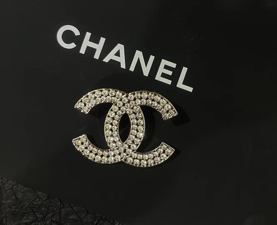 C397  Chanel brooch cc