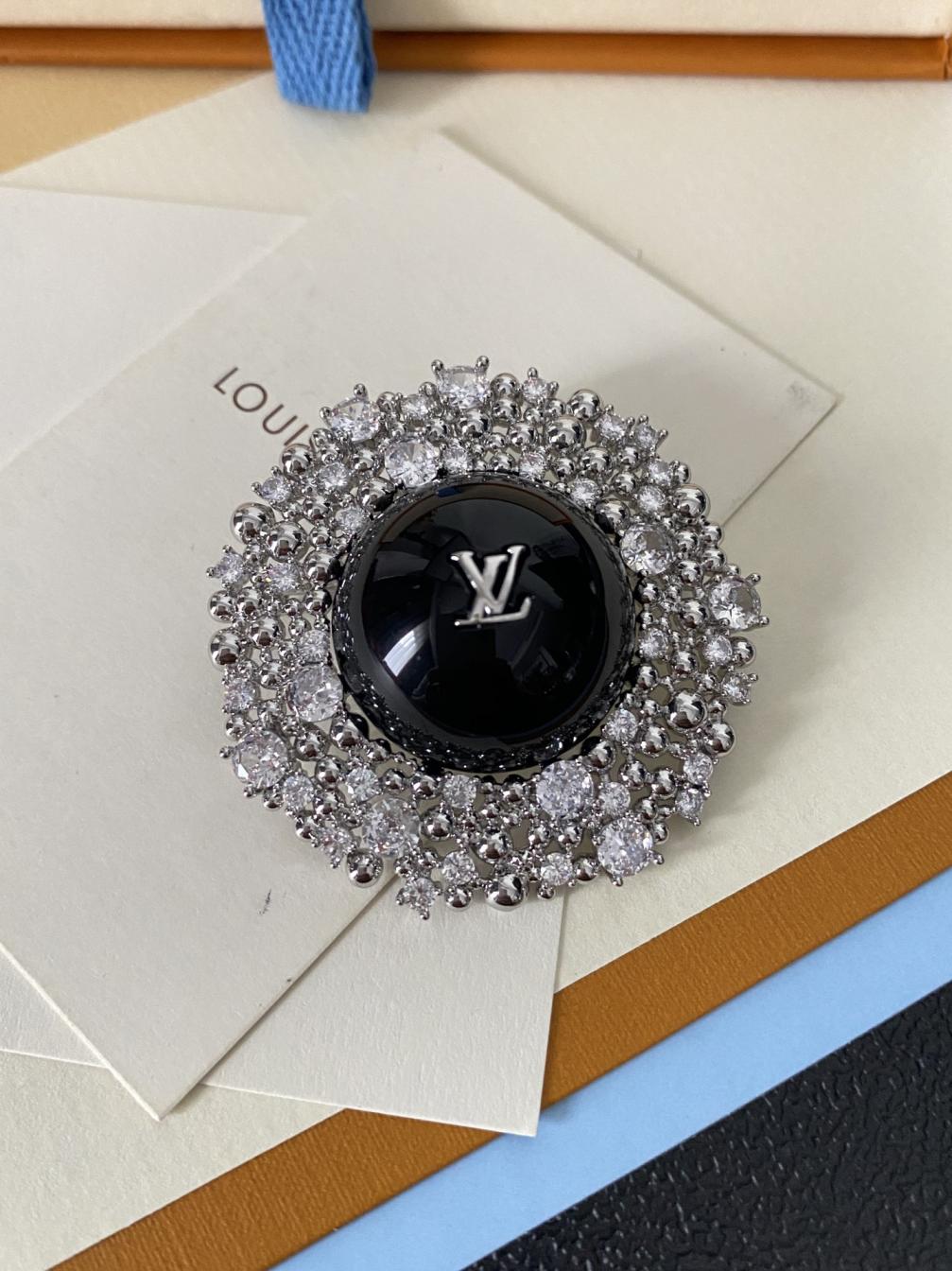 C283 LV Brooch