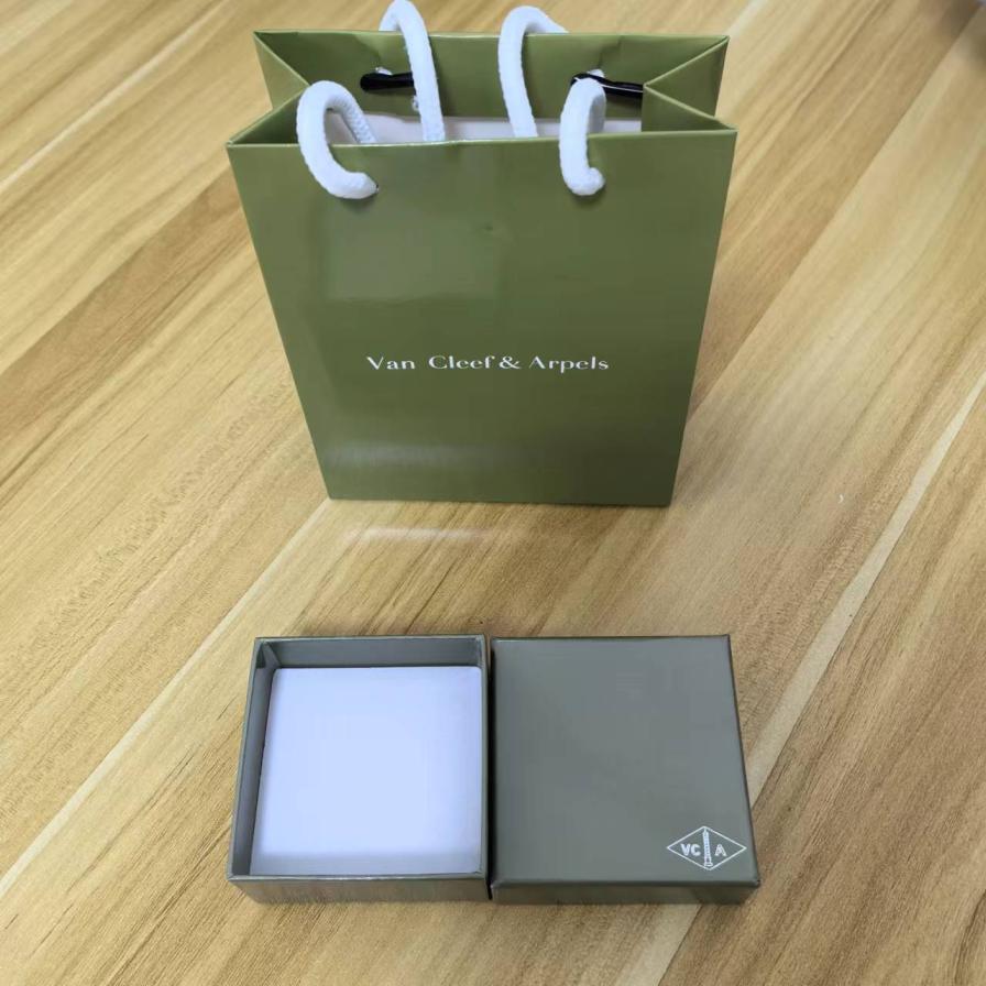 VCA jewelry box 1set