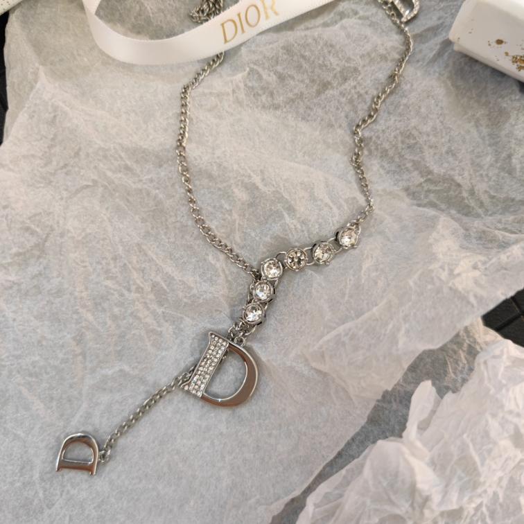 B001 Dior necklace