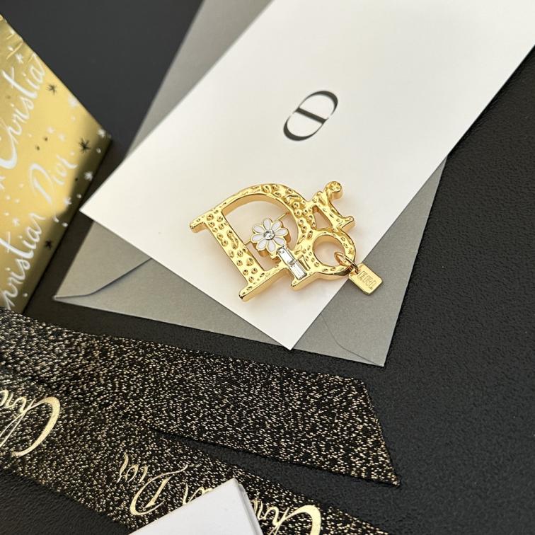 C170 Dior brooch