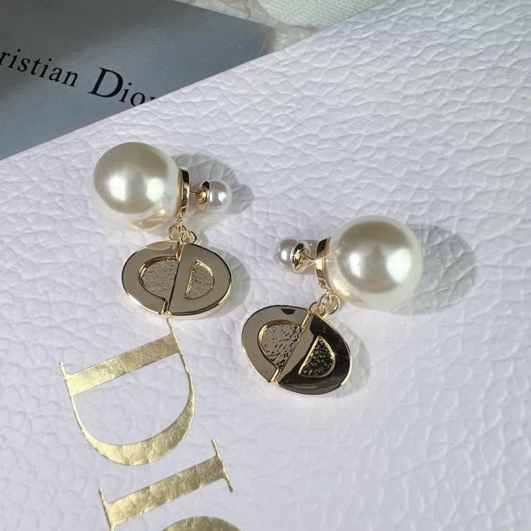 A813 Dior earrings
