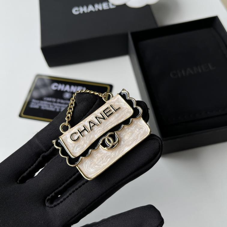 D167 Chanel brooch
