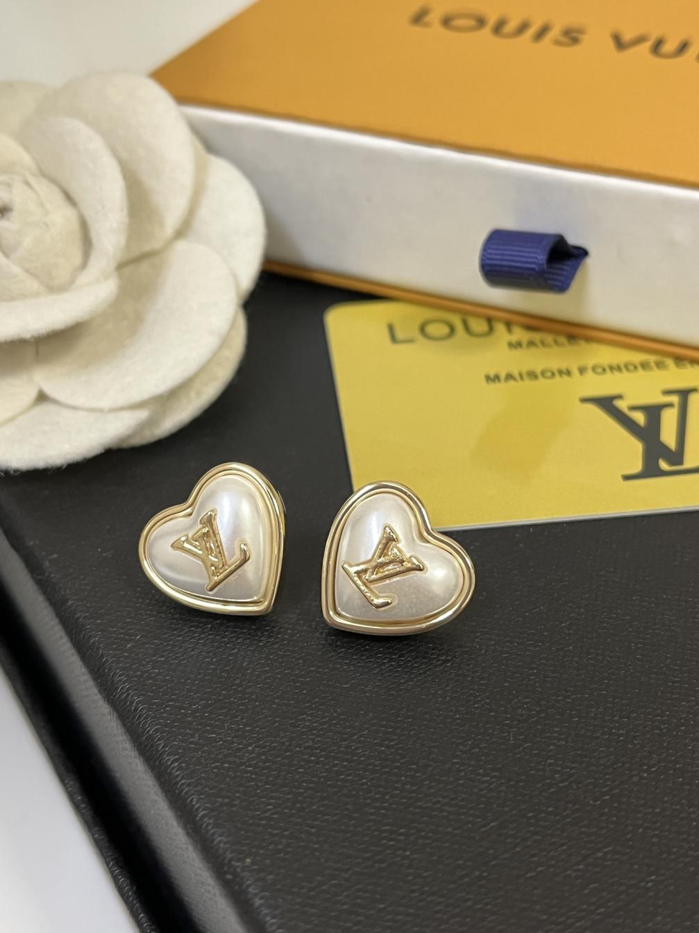 A1046 LV earrings