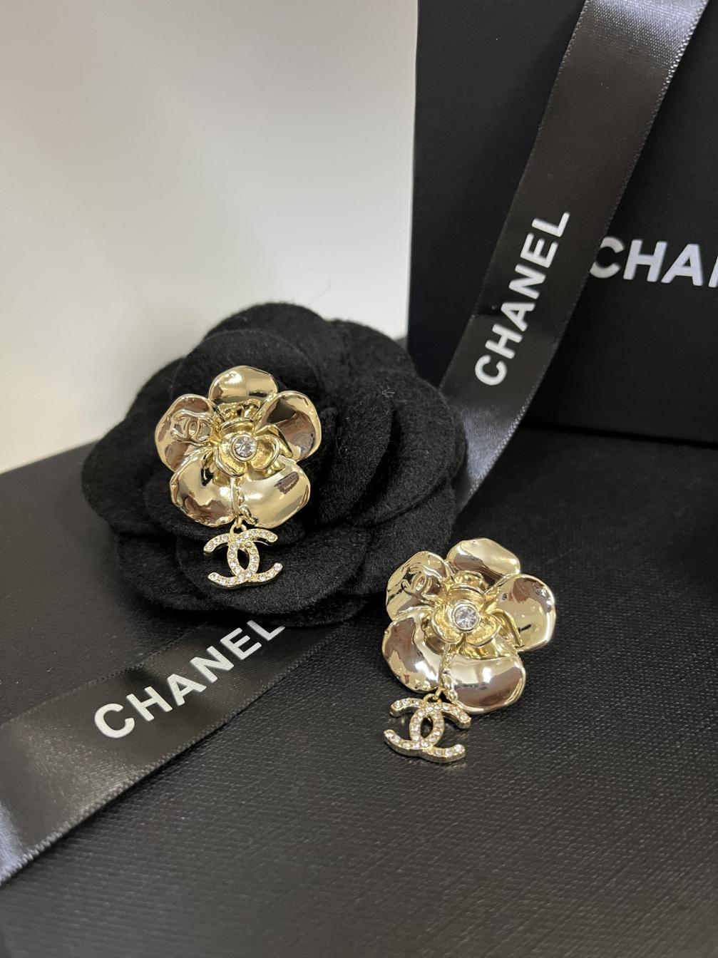 A1045 Chanel earrings