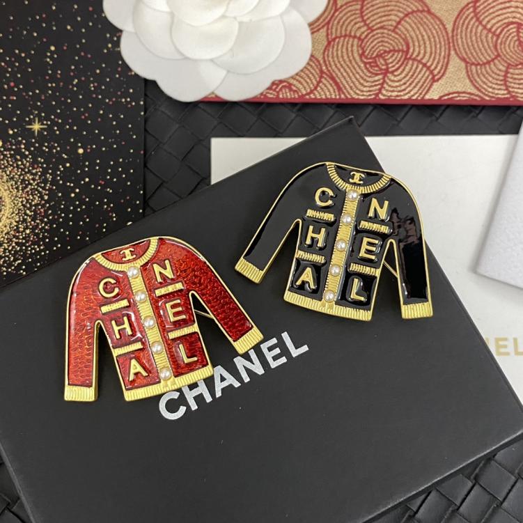 C304 Chanel brooch