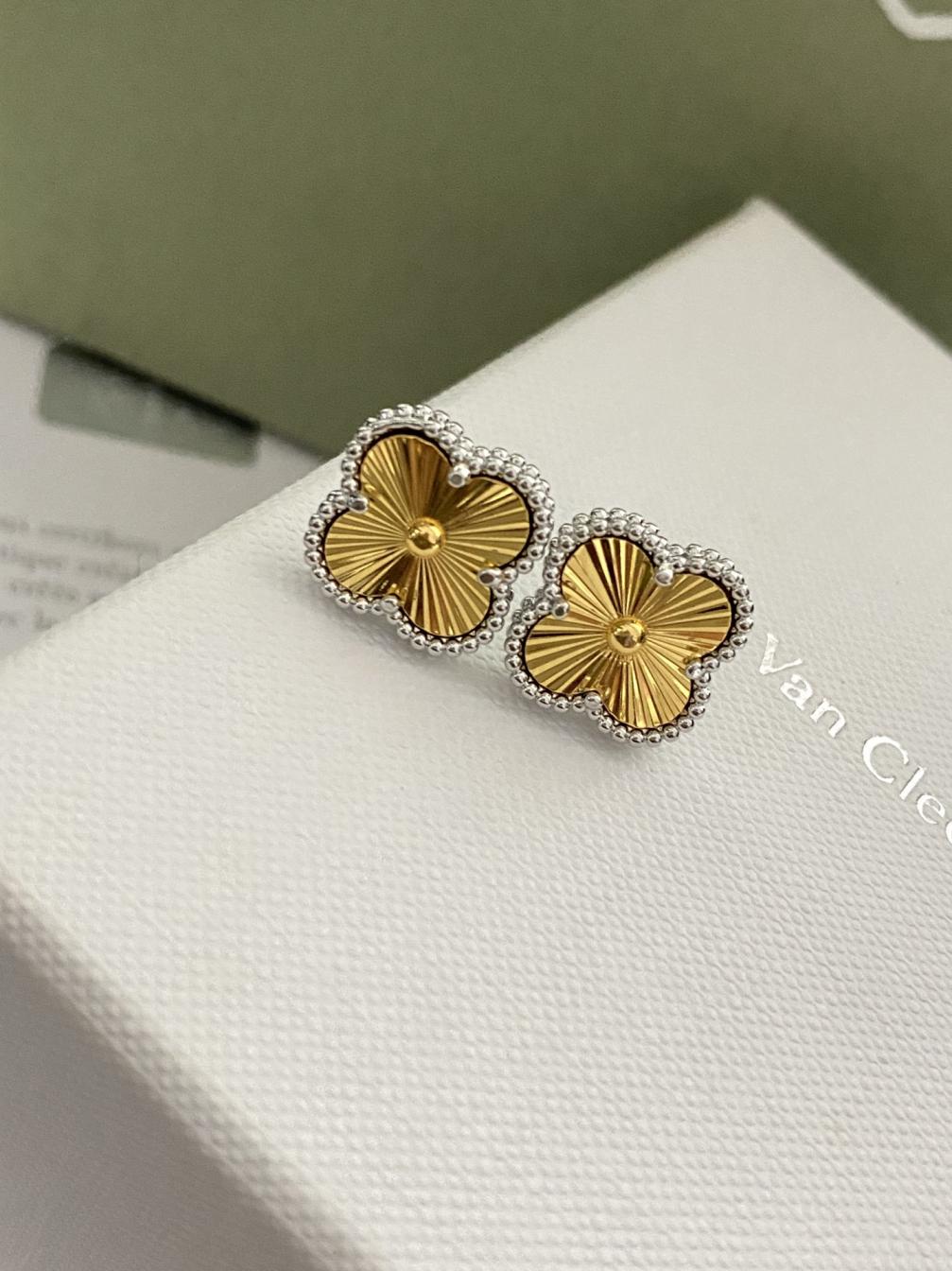 A852 VCA Vancleef earrings