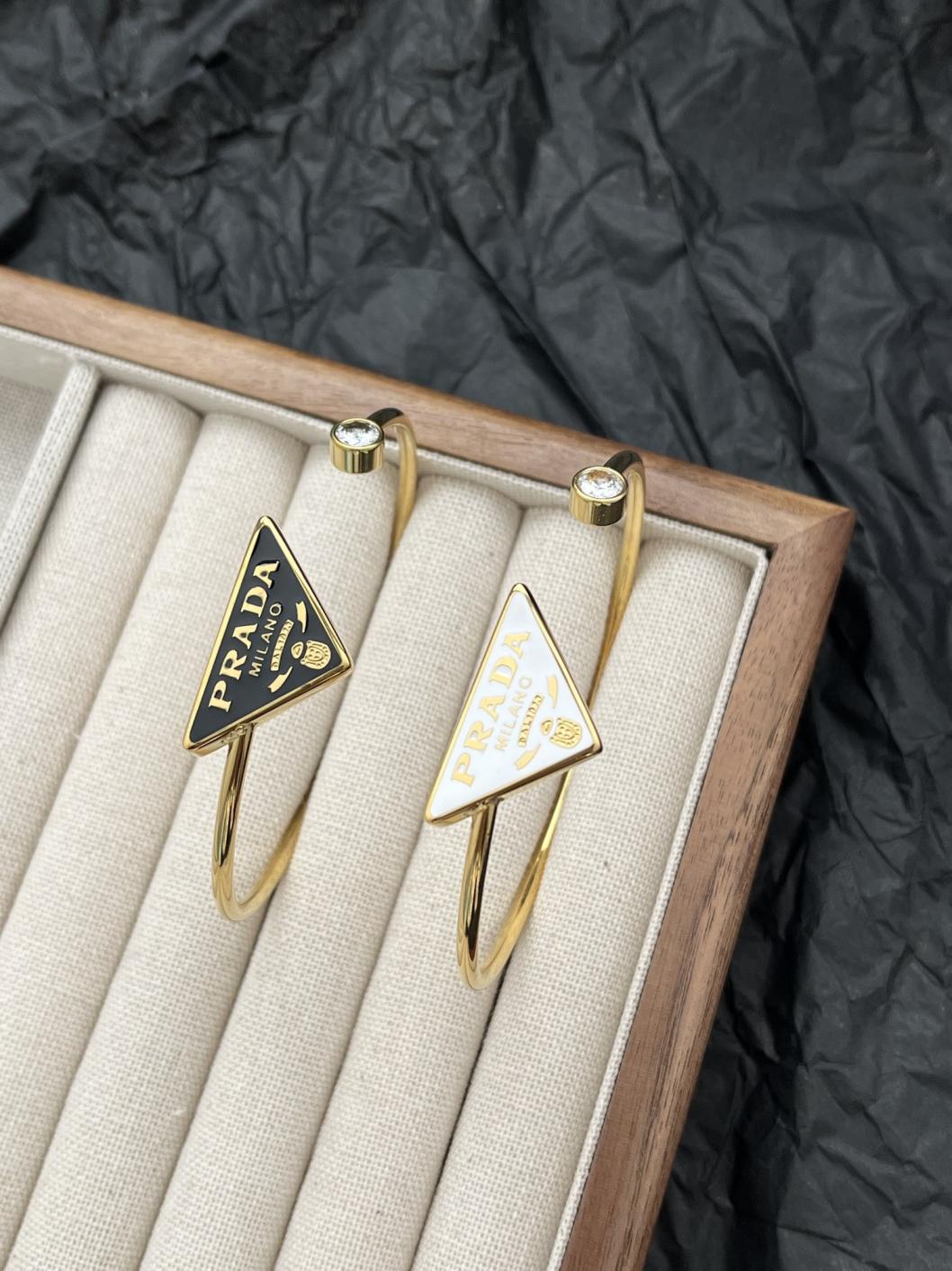 S422 Prada titanium steel unfading bracelet