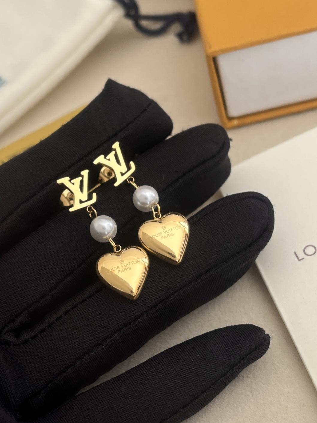 A1058 LV pearls heart earrings