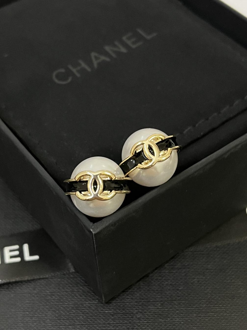 A1050 Chanel earrings