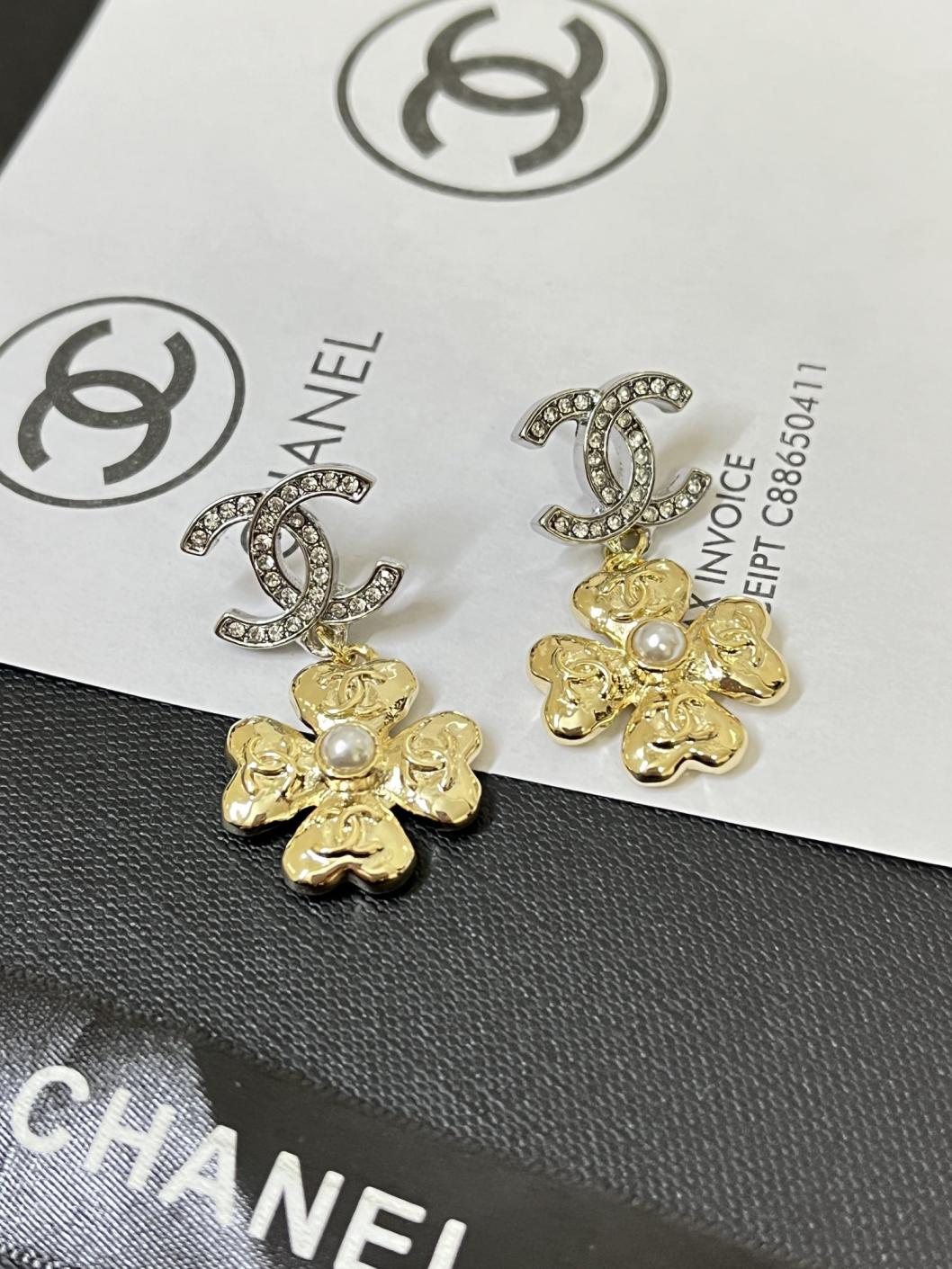 A1049 Chanel earrings