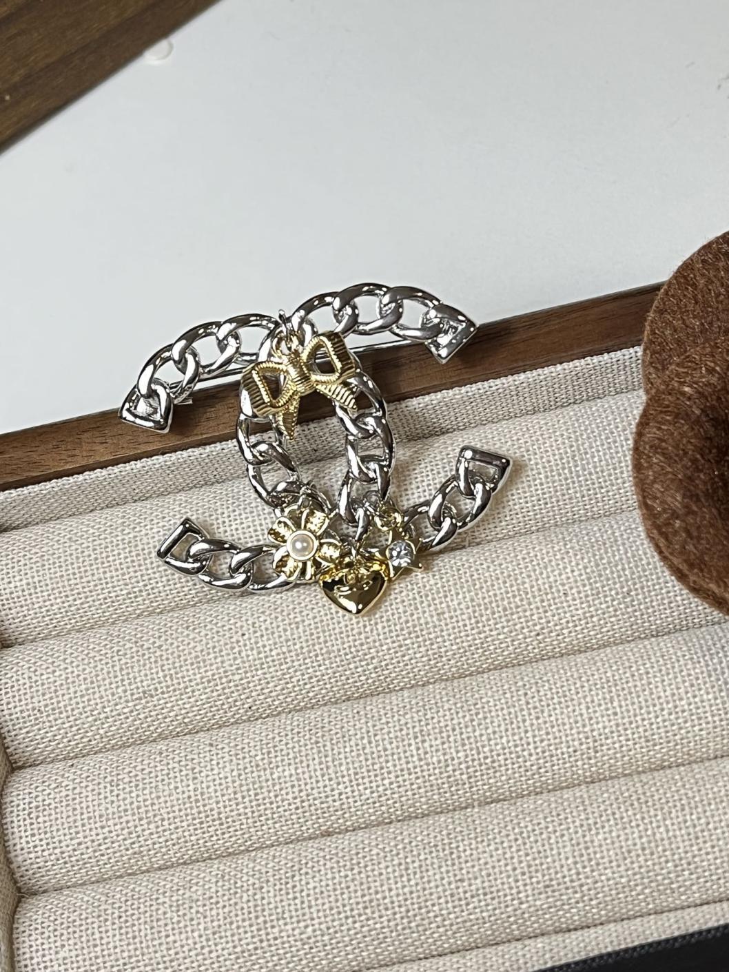 D173 Chanel brooch