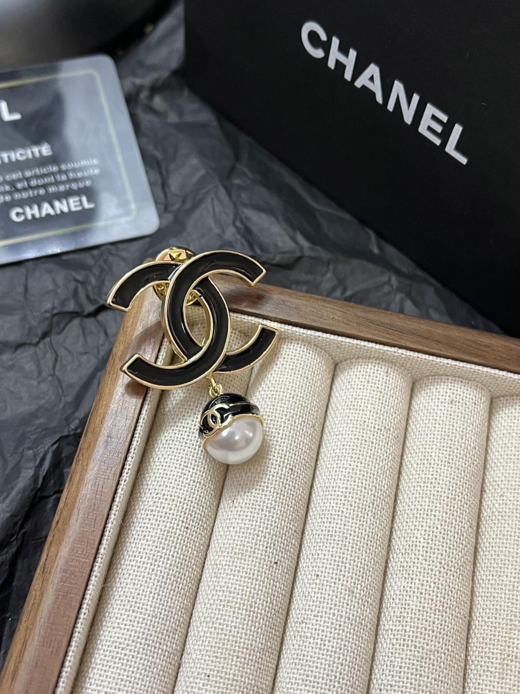 D175 Chanel brooch
