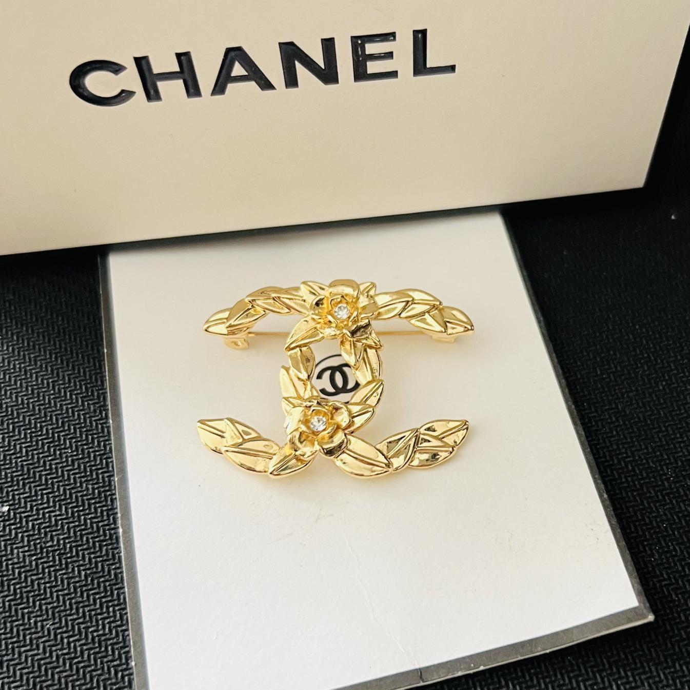Chanel CC brooch 115573