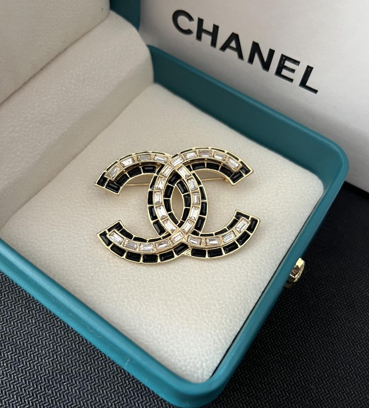 Chanel CC brooch 115576