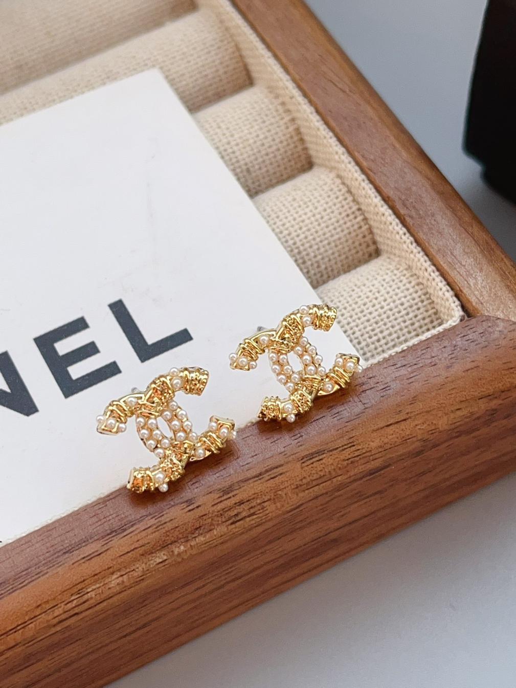 A324 Chanel earrings