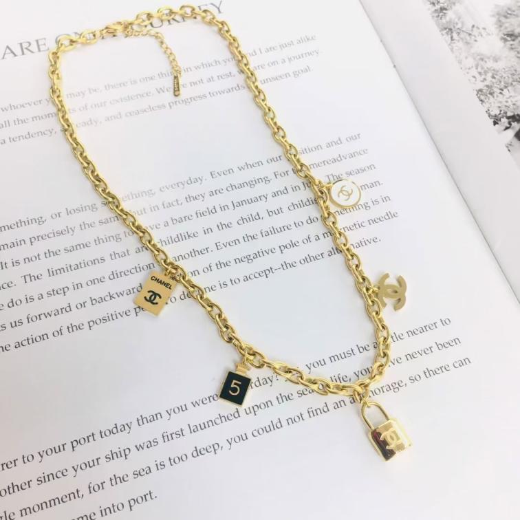Chanel necklace 115698