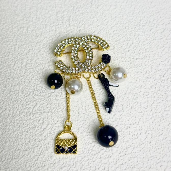 XZ042 Chanel brooch