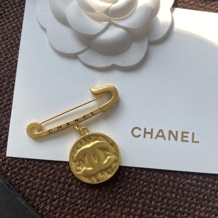 C475 Chanel vintage brooch