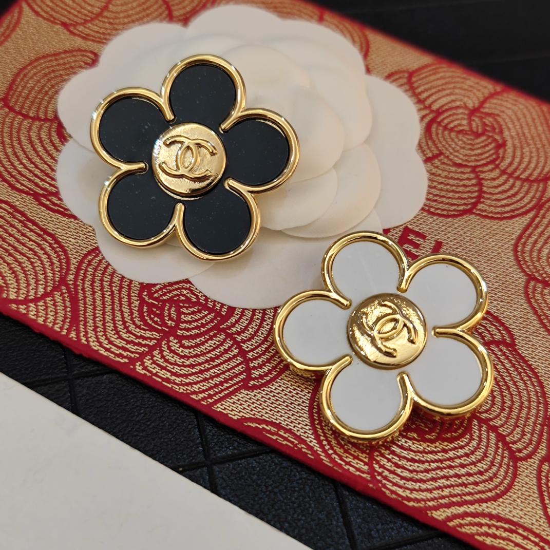 C420 Chanel brooch