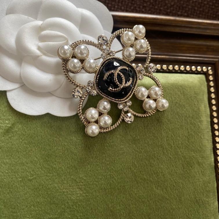 C482 Chanel vintage brooch
