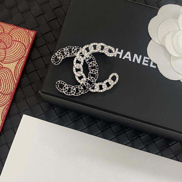 C293 Chanel cc brooch