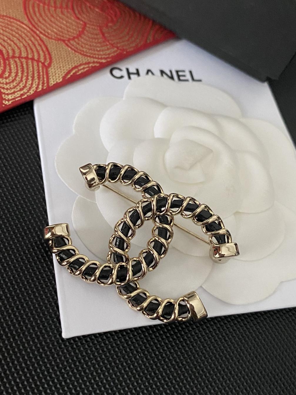 C276 Chanel CC Brooch