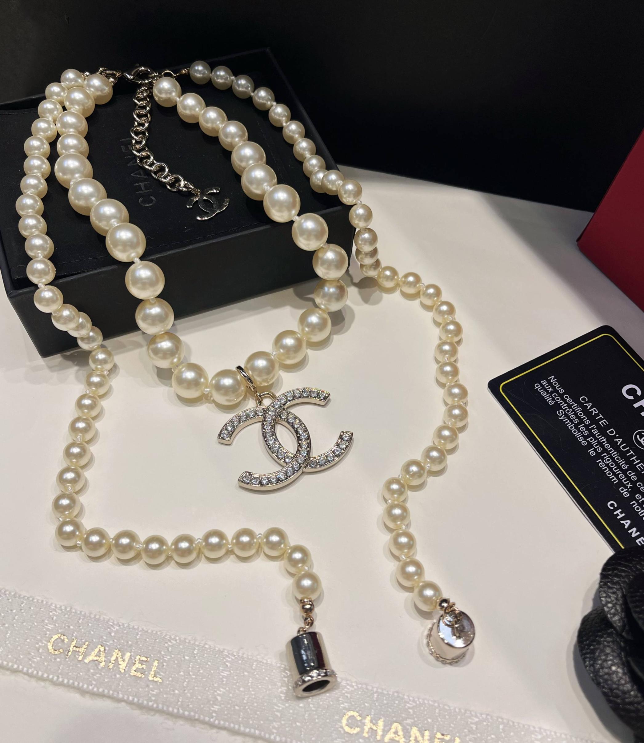 Chanel Airpods pearls necklace 115826