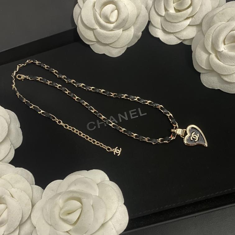 B977 Chanel heart lambskin necklace