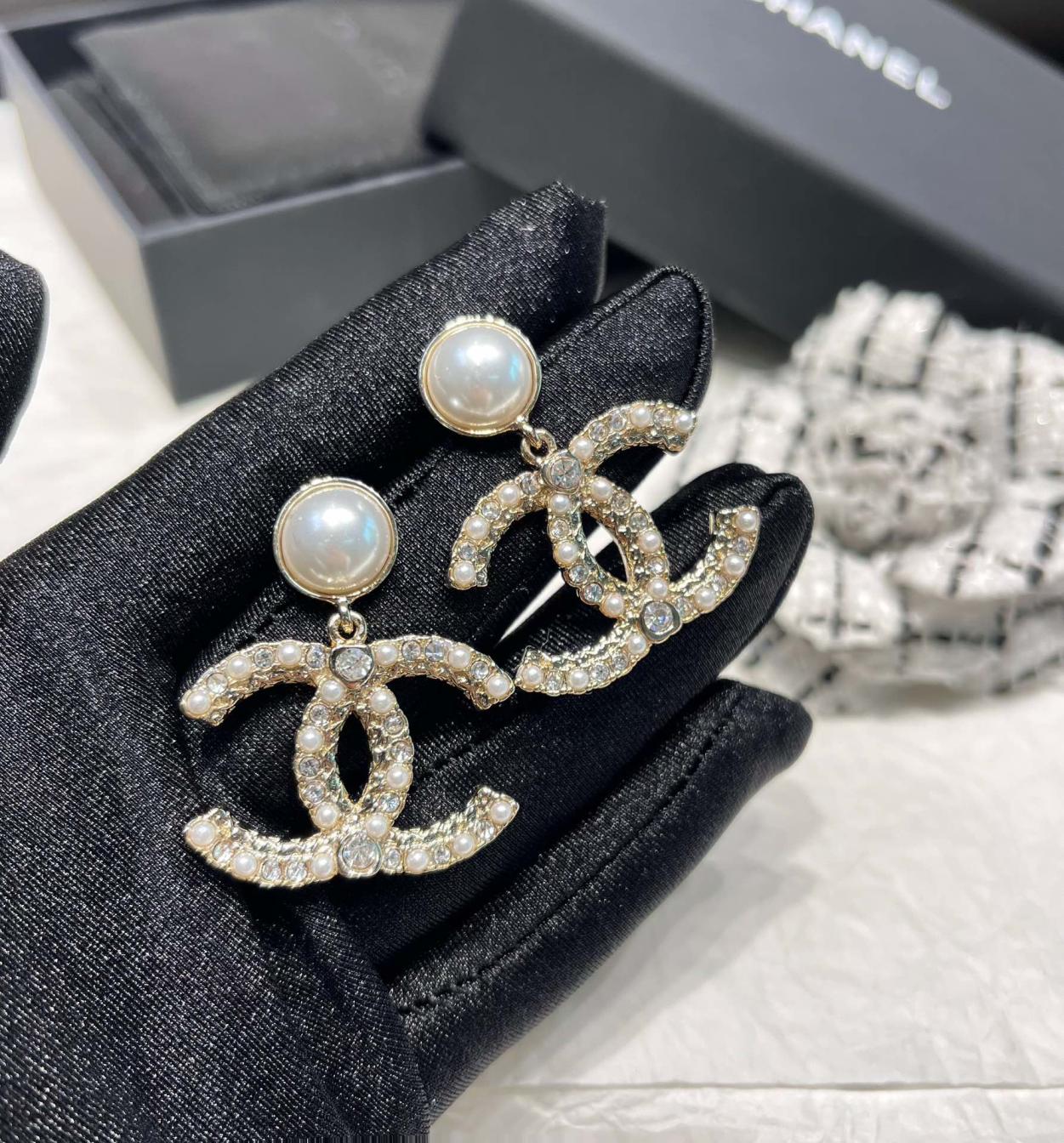 A1628 Chanel cc earrings
